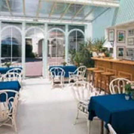 Trianon Et De La Plage 2*